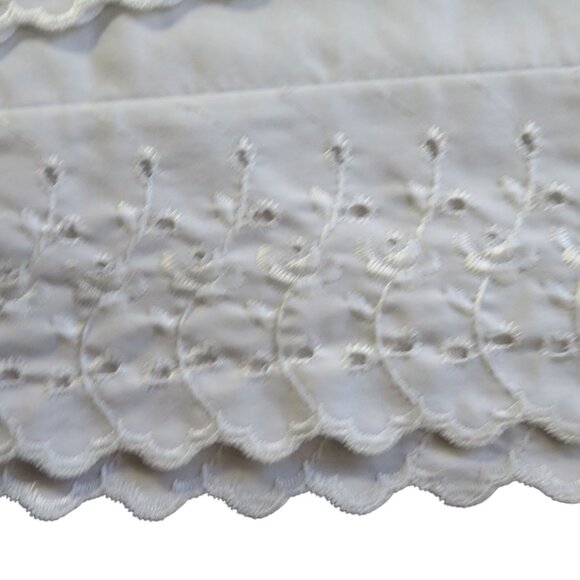 Vintage White Standard Pillowcases 2 Embroidered Scalloped Edges 20"x26" Cottage - Picture 5 of 10